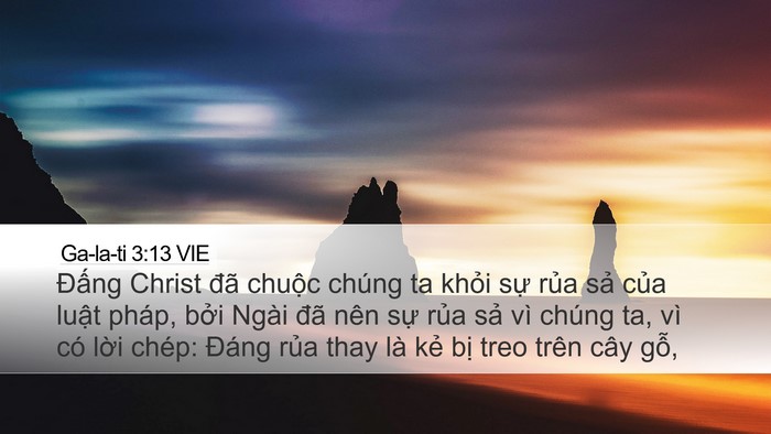 Ga-la-ti 3:13 VIE Desktop Wallpaper - Đấng Christ đã chuộc chúng ta khỏi sự - Desktop Bible Verse Wallpaper